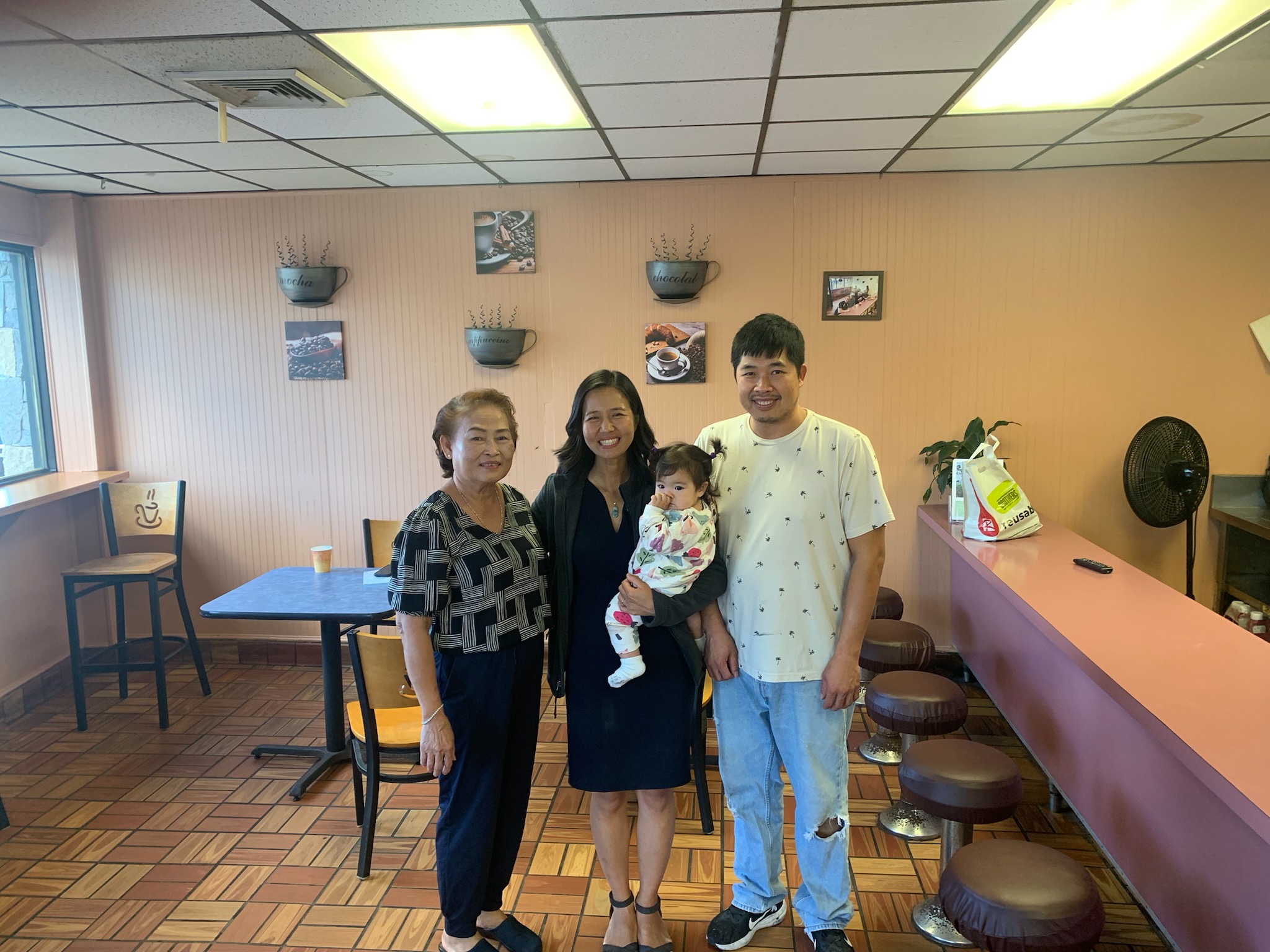 Mayor Wu visits Anna's Hand Cut Donuts